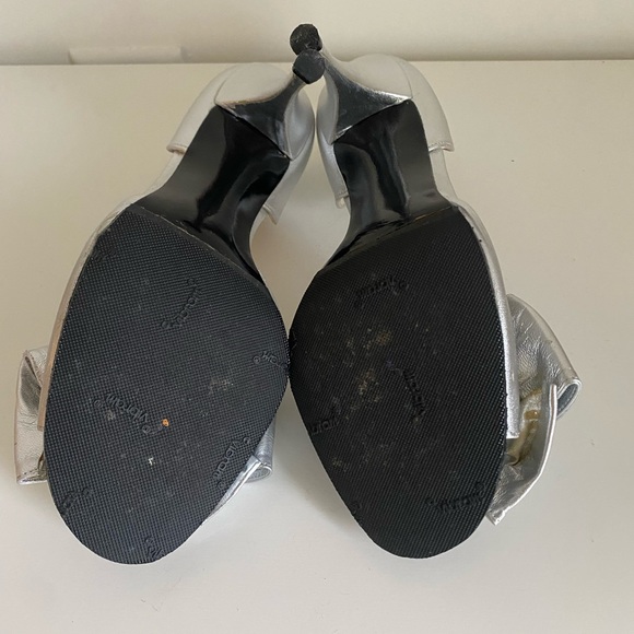 Stuart Weitzman silver open toe heels with bow - Picture 5 of 6